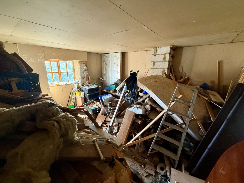 Lot: 41 - LARGE HOUSE AND FIVE GARAGES WITH POTENTIAL - Bedroom one